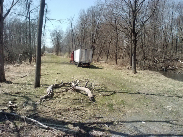 TuckTrailer-in-Mud-2.jpg TuckTrailer-in-Mud-2.jpg