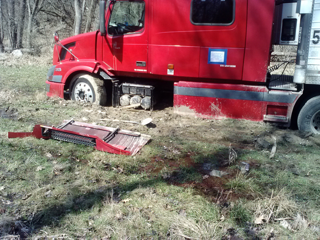 TuckTrailer-in-Mud-3.jpg TuckTrailer-in-Mud-3.jpg